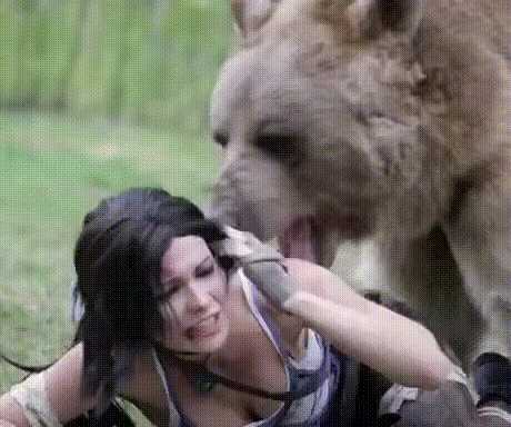 中国式汉堡是怎么做的?动图 真人版性感劳拉被真熊咬