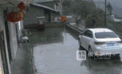 中国式汉堡是怎么做的?动图 真人版性感劳拉被真熊咬