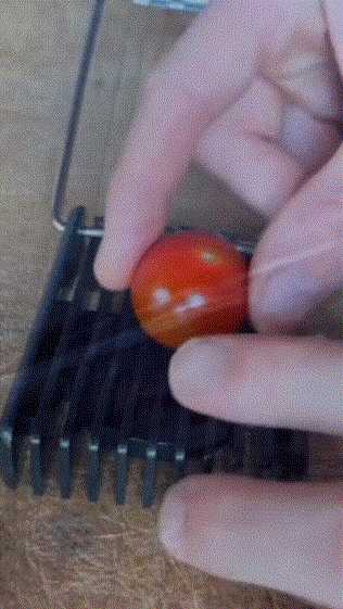 中国式汉堡是怎么做的?动图 真人版性感劳拉被真熊咬