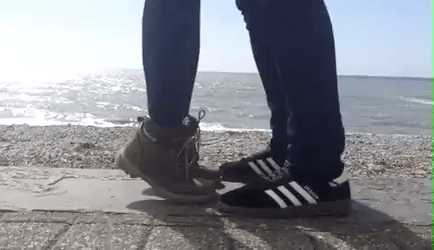 中国式汉堡是怎么做的?动图 真人版性感劳拉被真熊咬