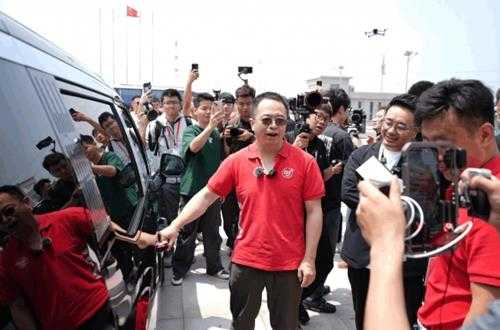 卖掉迈巴赫买了第一辆电车:周鸿祎喜提极氪009光辉版