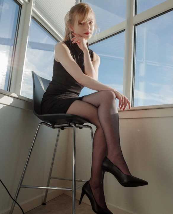 救你出火坑!《生化危机4:重制版》碍事梨脸模美照!