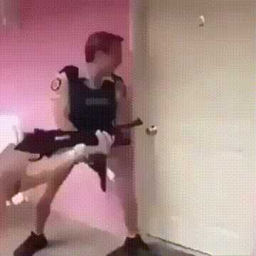 网友展示自己的听话小胶妻 动图 换上黑丝立马来感觉