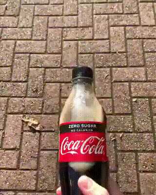 中国式汉堡是怎么做的?动图 真人版性感劳拉被真熊咬