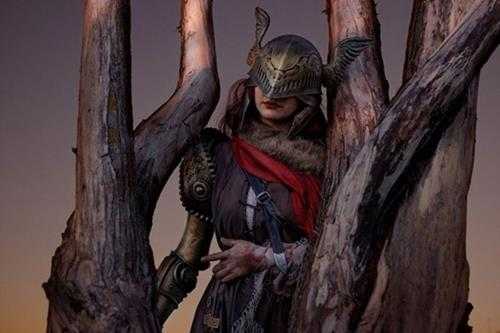 COSPLAY图赏：俄妹COSS《艾尔登法环》玛莉卡 高衩礼服下的傲人身材