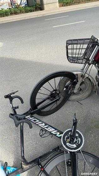 价值12万自行车上路被撞 车主:只索赔前轮 3.2万