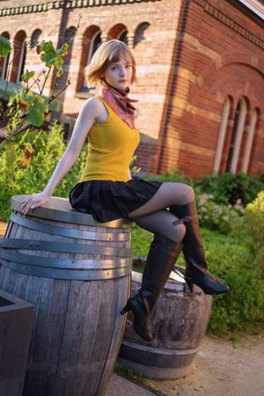 《生化4》碍事梨脸模万圣节cos自己:经典造型坐木桶