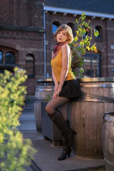 《生化4》碍事梨脸模万圣节cos自己:经典造型坐木桶