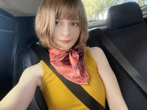 《生化4》碍事梨脸模万圣节cos自己:经典造型坐木桶