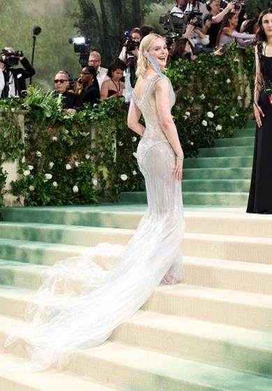 《死亡搁浅2》女主艾丽·范宁新造型:魅力修身晚礼服